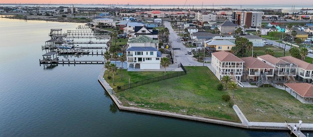 1102 64 St, Galveston TX 77551-1043 exterior