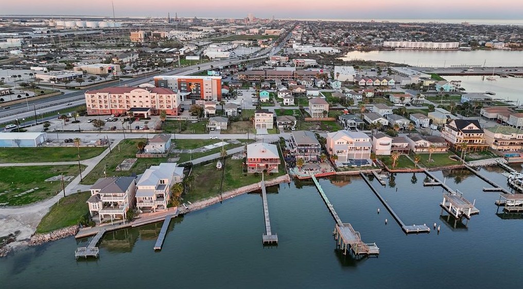 1102 64 St, Galveston TX 77551-1043 exterior