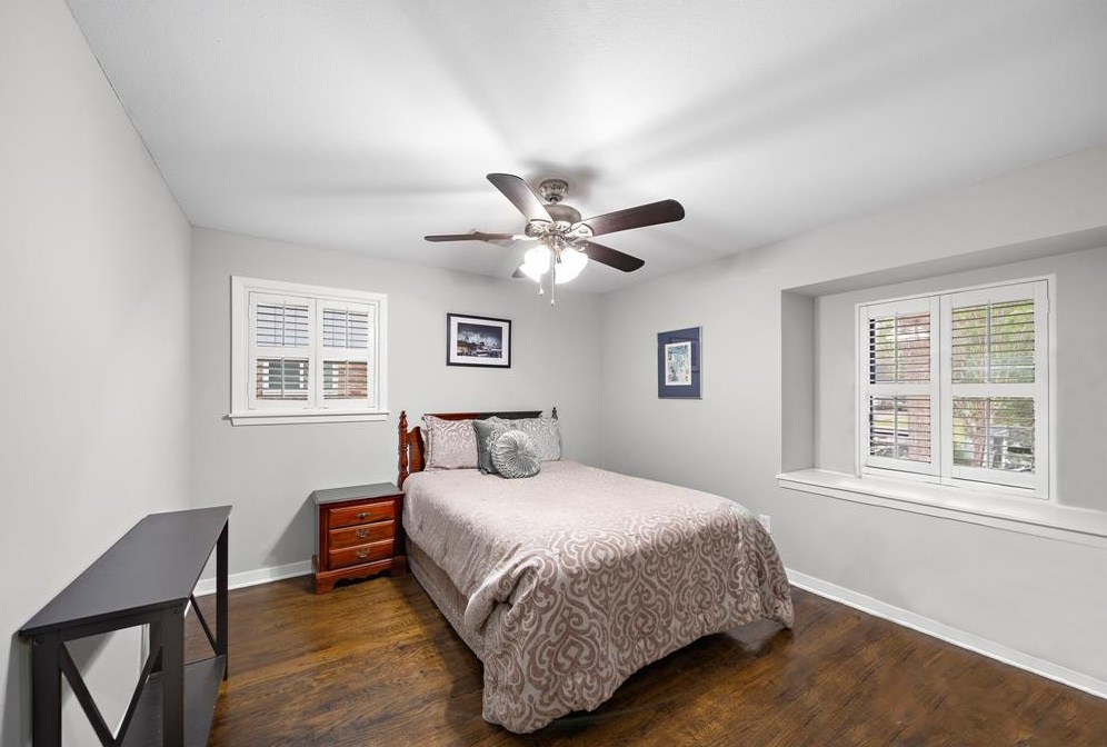 1206 Shadeland Dr, Houston TX  77043-4226 exterior