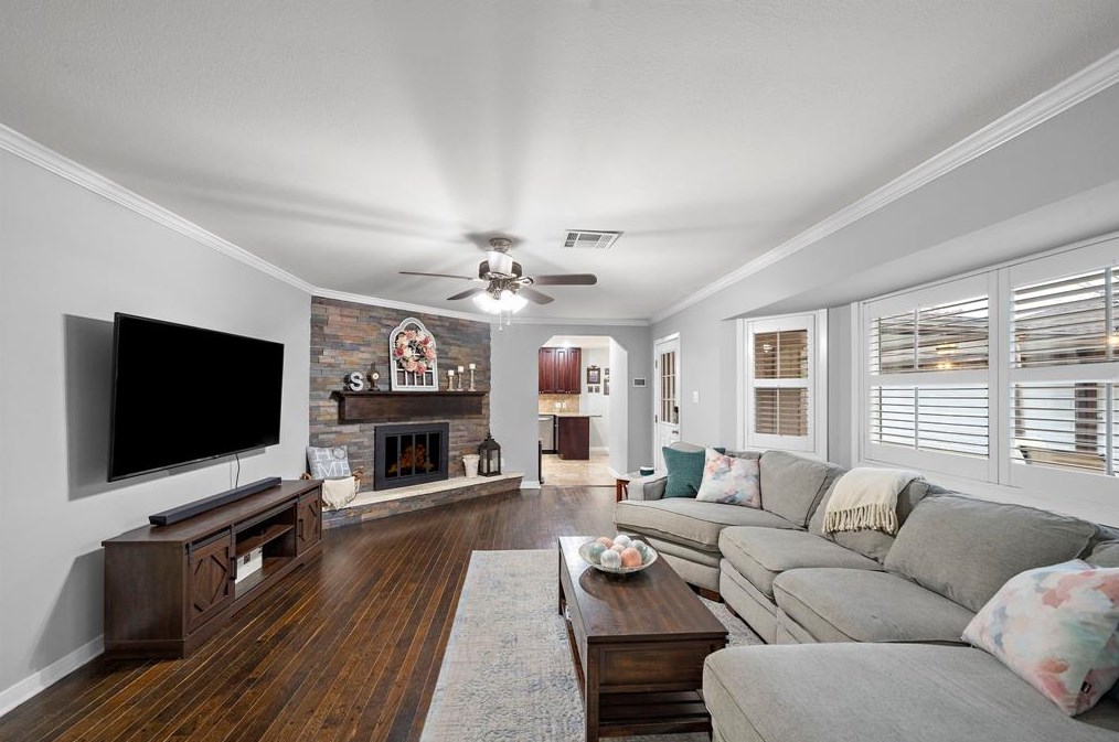 1206 Shadeland Dr, Houston TX  77043-4227 exterior