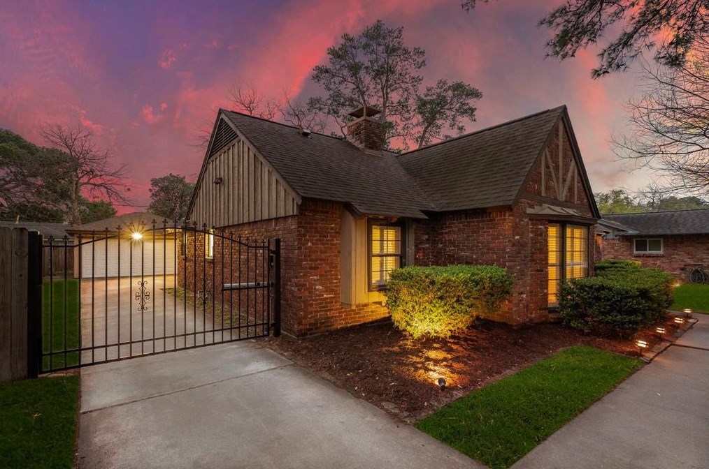 1206 Shadeland Dr, Houston TX  77043-4226 exterior