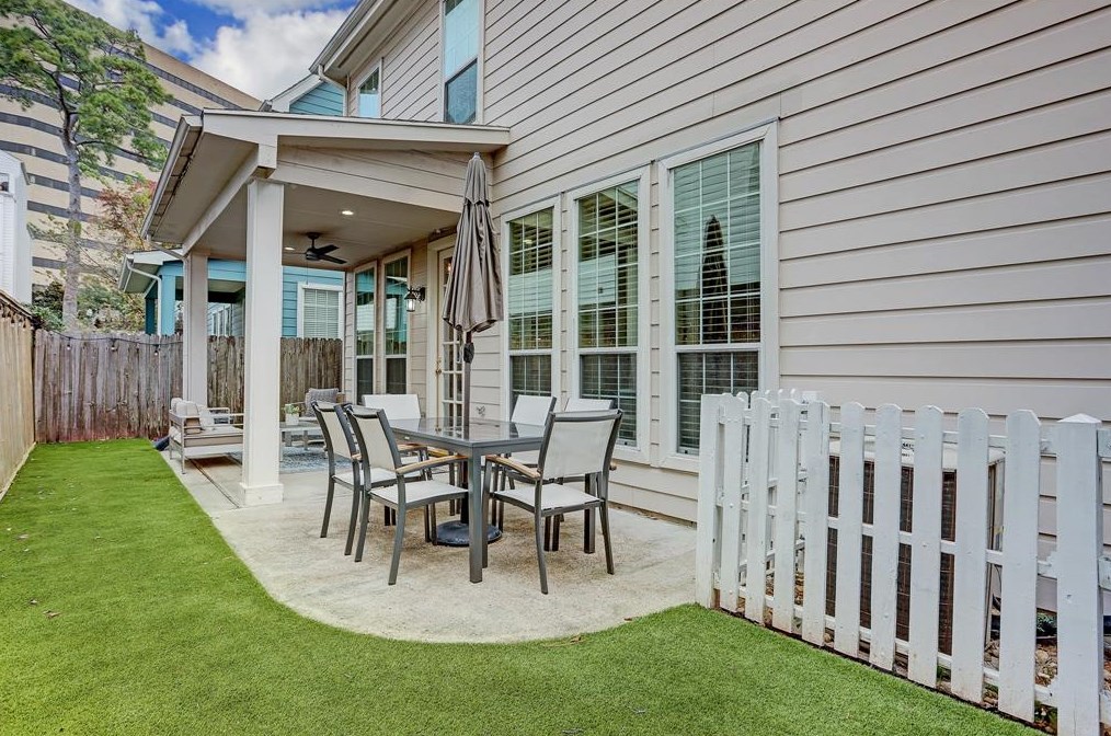 2662 Shady Acres Lndg, Houston TX  77008-7078 exterior