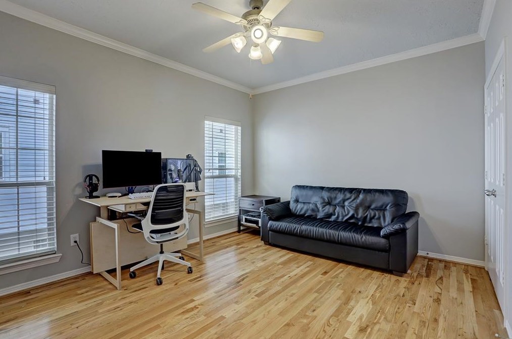2662 Shady Acres Lndg, Houston TX  77008-7078 exterior
