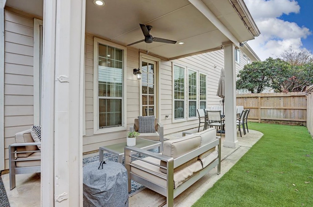 2662 Shady Acres Lndg, Houston TX  77008-7078 exterior