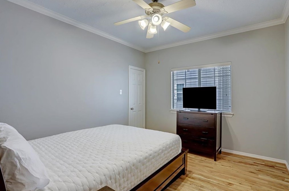 2662 Shady Acres Lndg, Houston TX  77008-7078 exterior