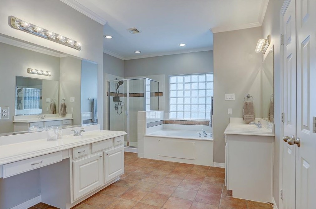 2662 Shady Acres Lndg, Houston TX  77008-7078 exterior