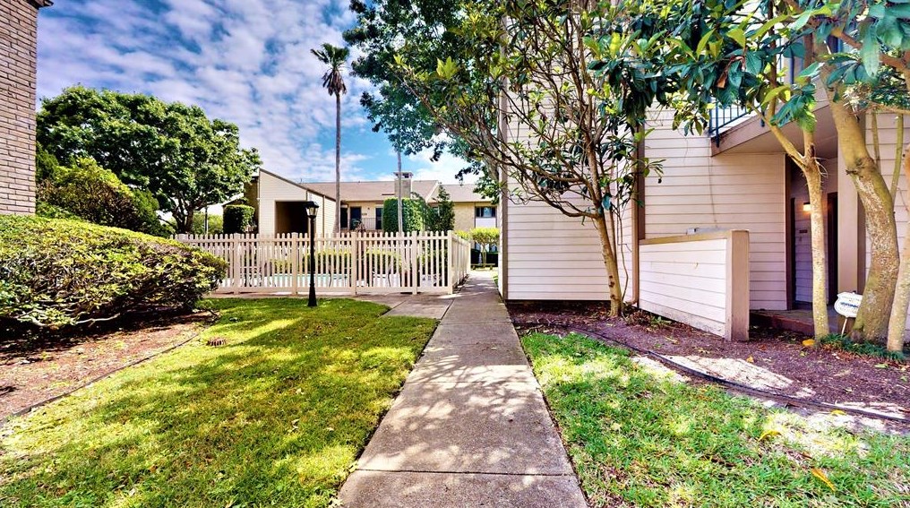 7037 N Holiday Dr, Galveston, TX 77550