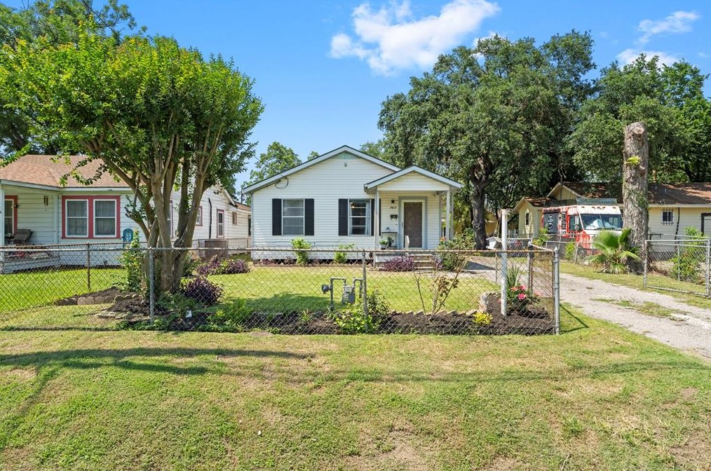 7017 Hershe St, Houston, TX 77020-5336