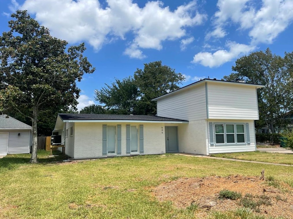 606 Bay Club Dr, Taylor Lake Village, TX 77586