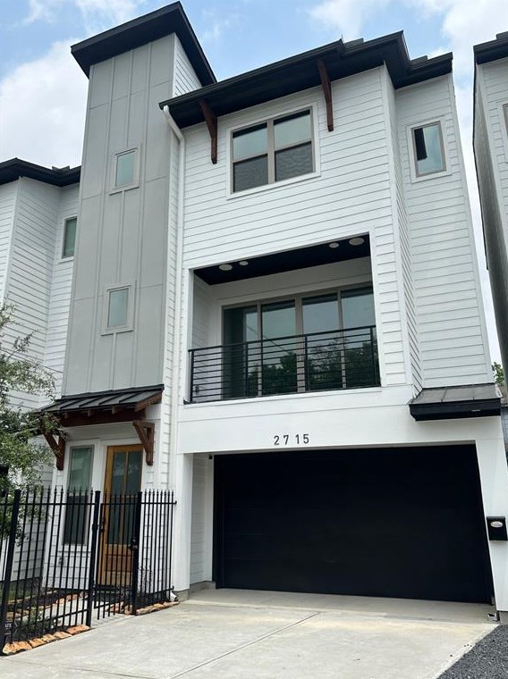 2715 Drew St, Houston, TX 77004-1651