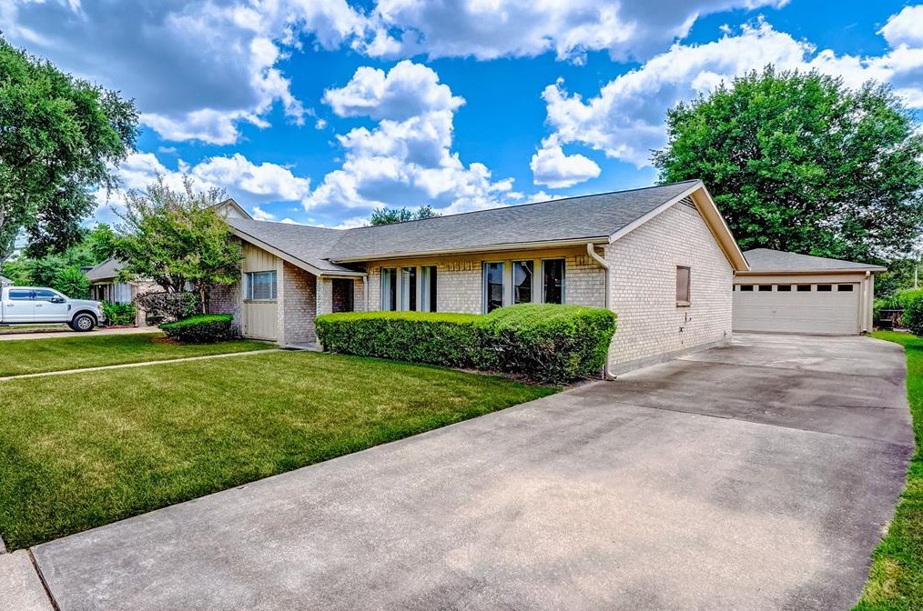 4222 Colombia Dr, Pasadena, TX 77504-2514