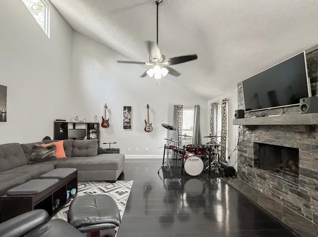 13869 Hollowgreen Dr, Houston, TX 77082-1811
