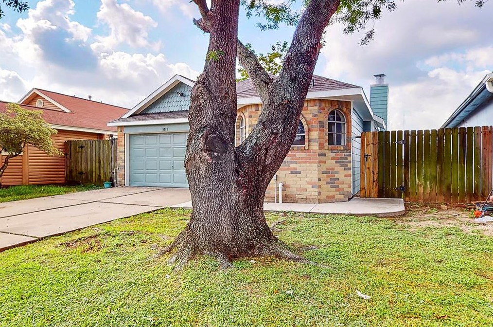 5715 Lycomb Dr, Houston, TX 77053-3574