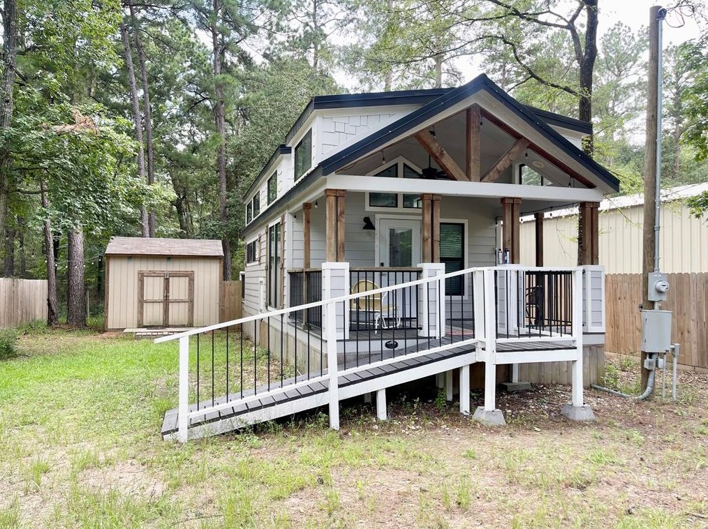 566 Pinewood Dr, Chita, TX 75862