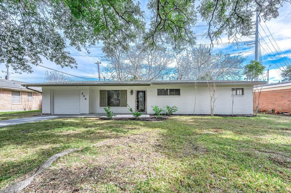 206 Crestview Dr, Hitchcock, TX 77563