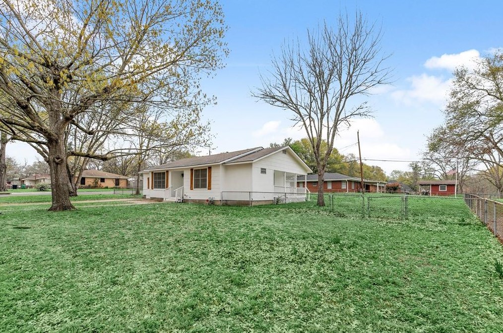 1114 L J St, Brenham, TX 77833