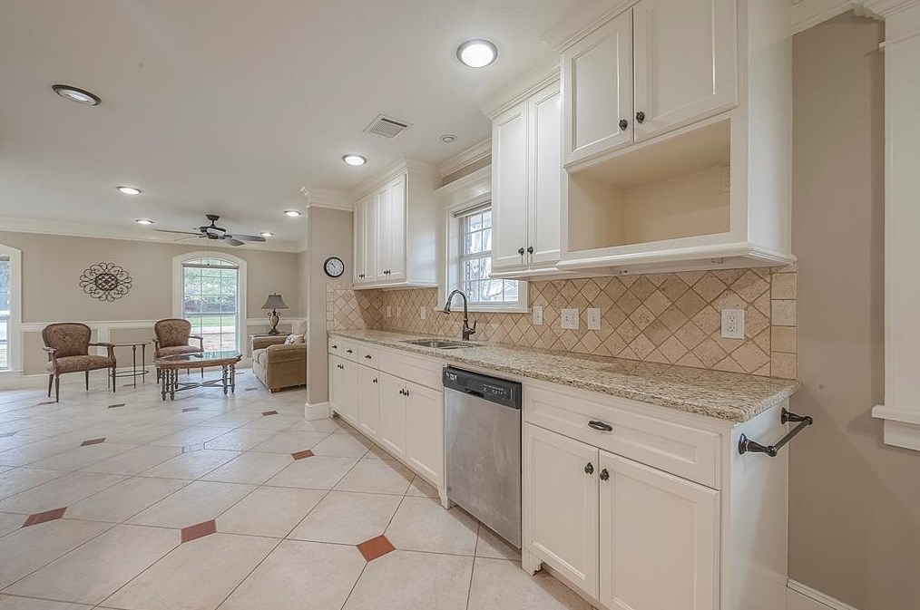 5446 Kingfisher Dr, Houston TX  77096-6111 exterior