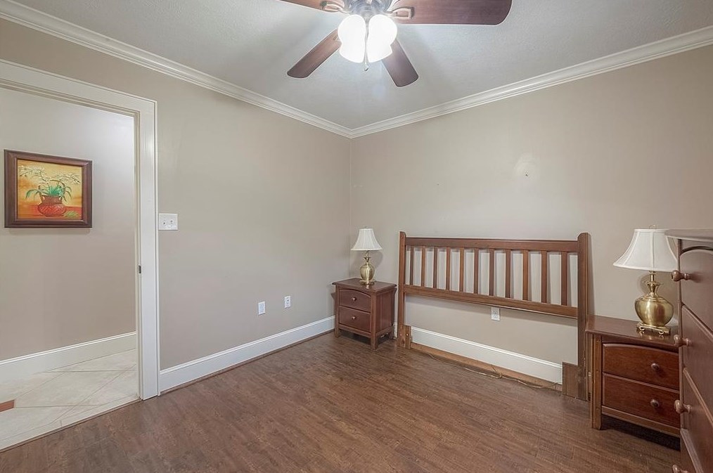 5446 Kingfisher Dr, Houston TX  77096-6111 exterior
