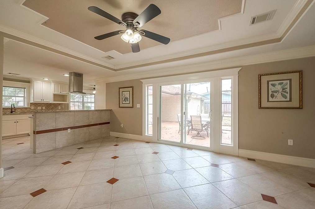 5446 Kingfisher Dr, Houston TX  77096-6111 exterior