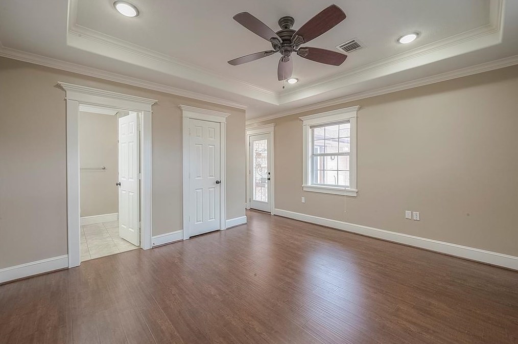 5446 Kingfisher Dr, Houston TX  77096-6111 exterior