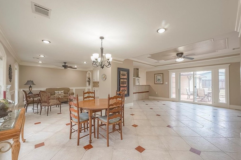 5446 Kingfisher Dr, Houston TX  77096-6111 exterior