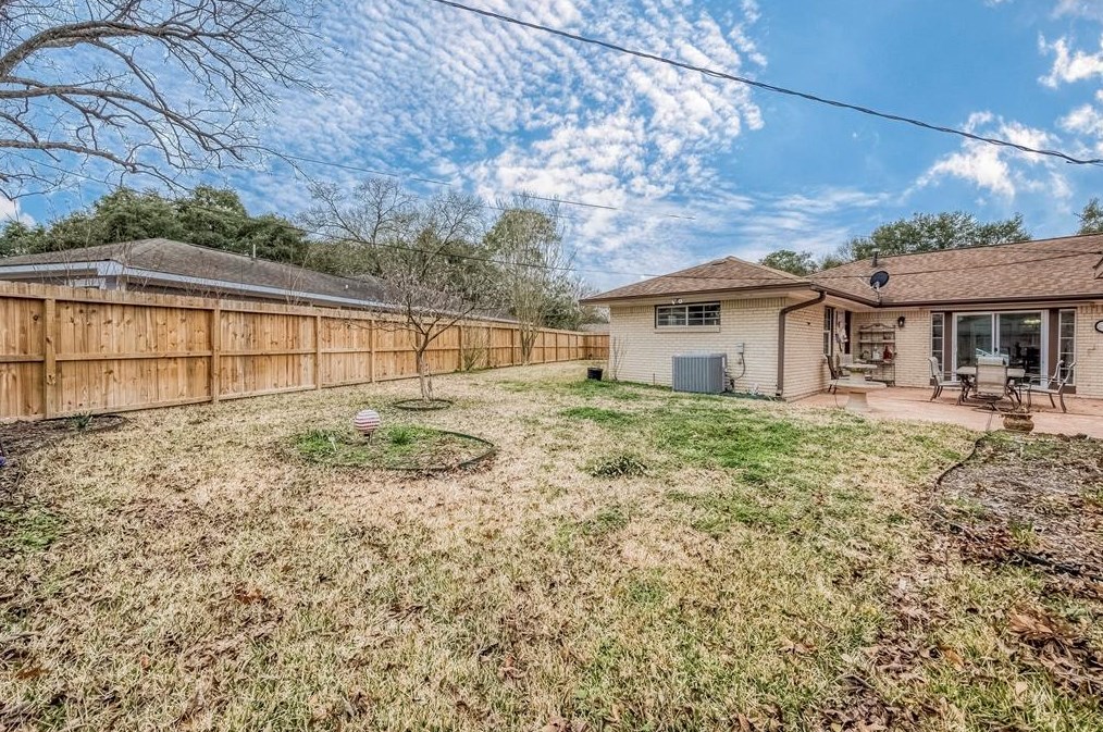 5446 Kingfisher Dr, Houston TX  77096-6111 exterior