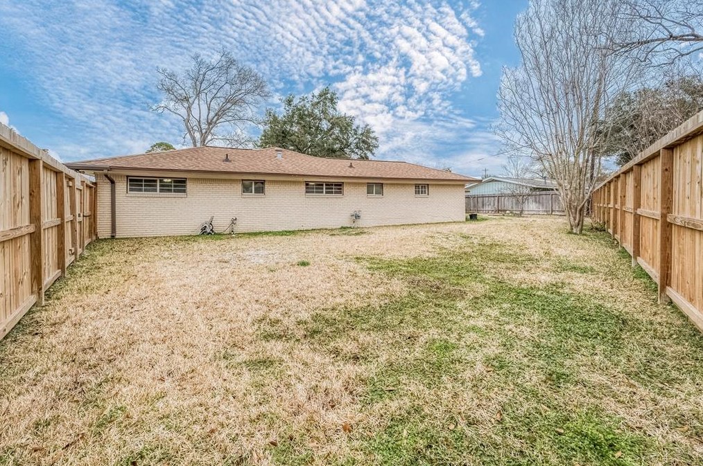 5446 Kingfisher Dr, Houston TX  77096-6111 exterior