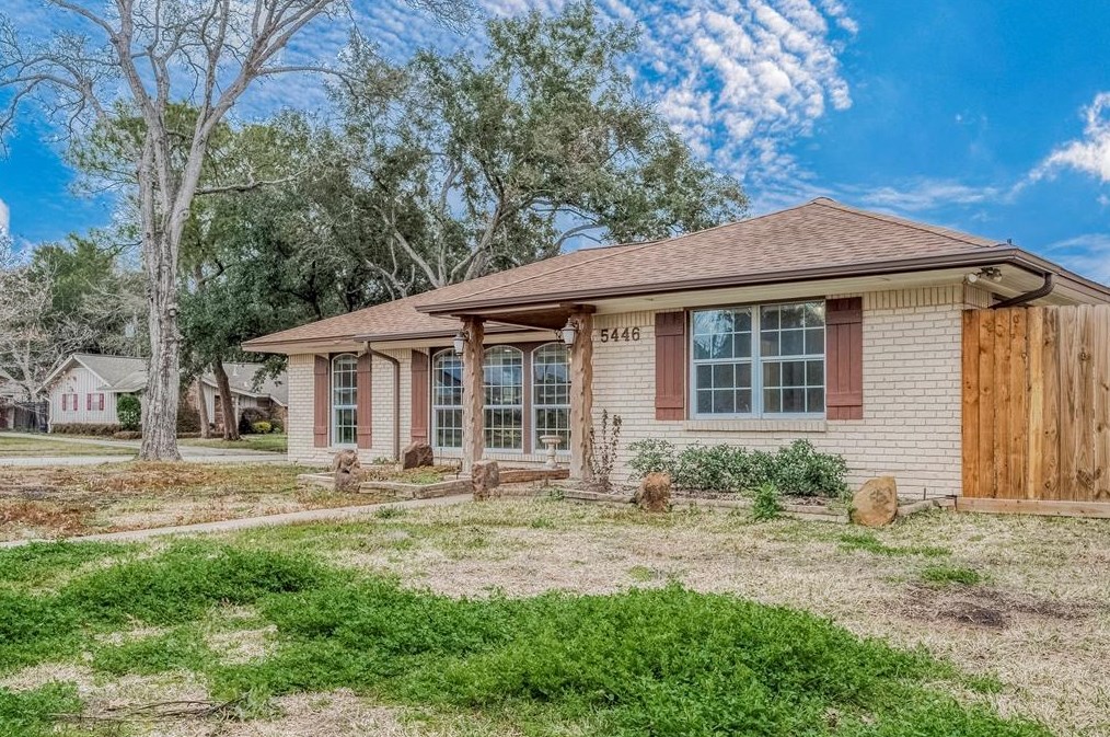 5446 Kingfisher Dr, Houston TX  77096-6111 exterior