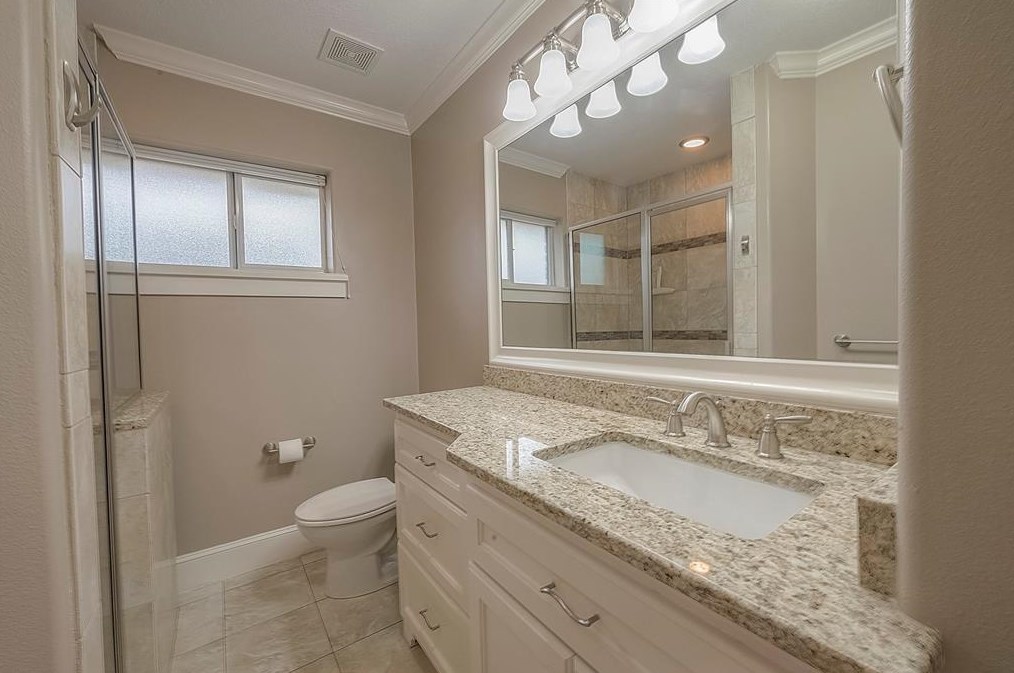 5446 Kingfisher Dr, Houston TX  77096-6111 exterior