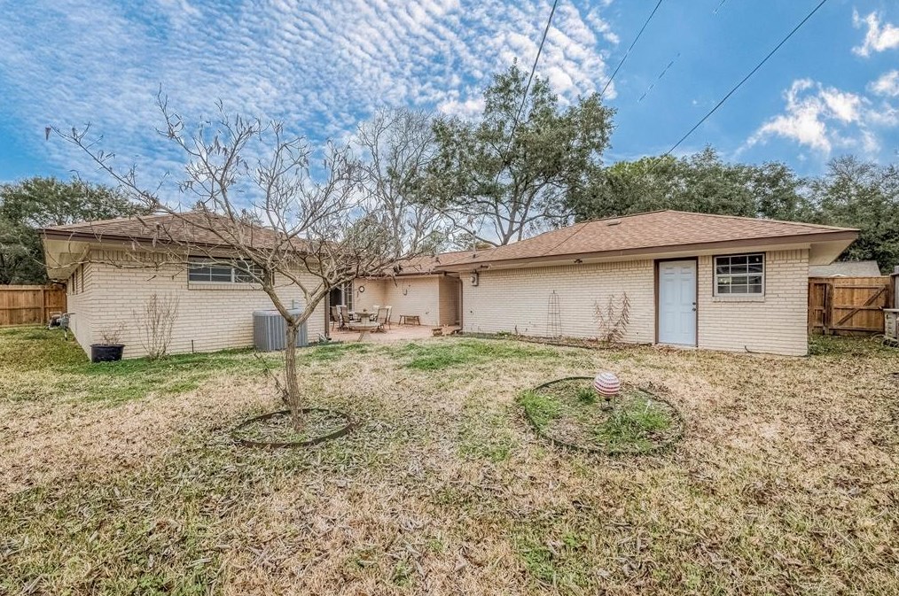 5446 Kingfisher Dr, Houston TX  77096-6111 exterior
