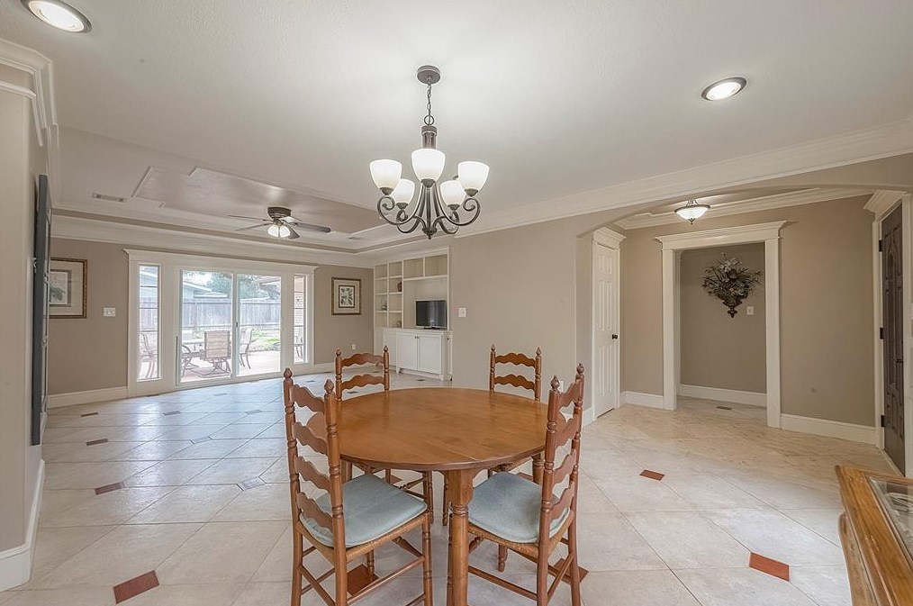 5446 Kingfisher Dr, Houston TX  77096-6111 exterior