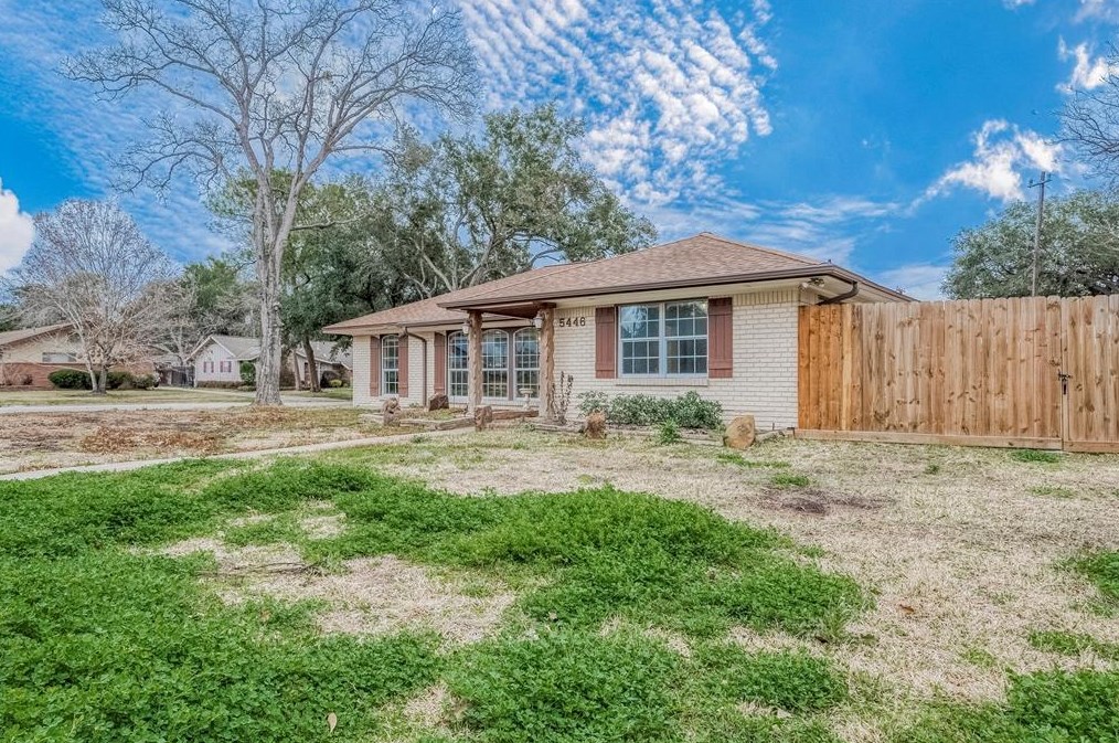 5446 Kingfisher Dr, Houston TX  77096-6111 exterior