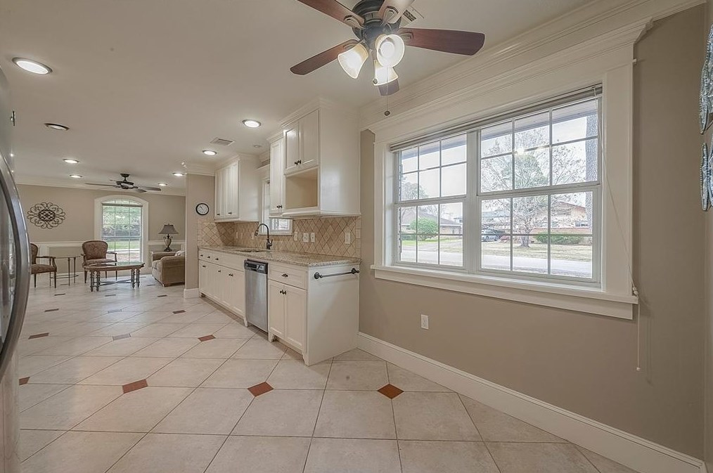 5446 Kingfisher Dr, Houston TX  77096-6111 exterior