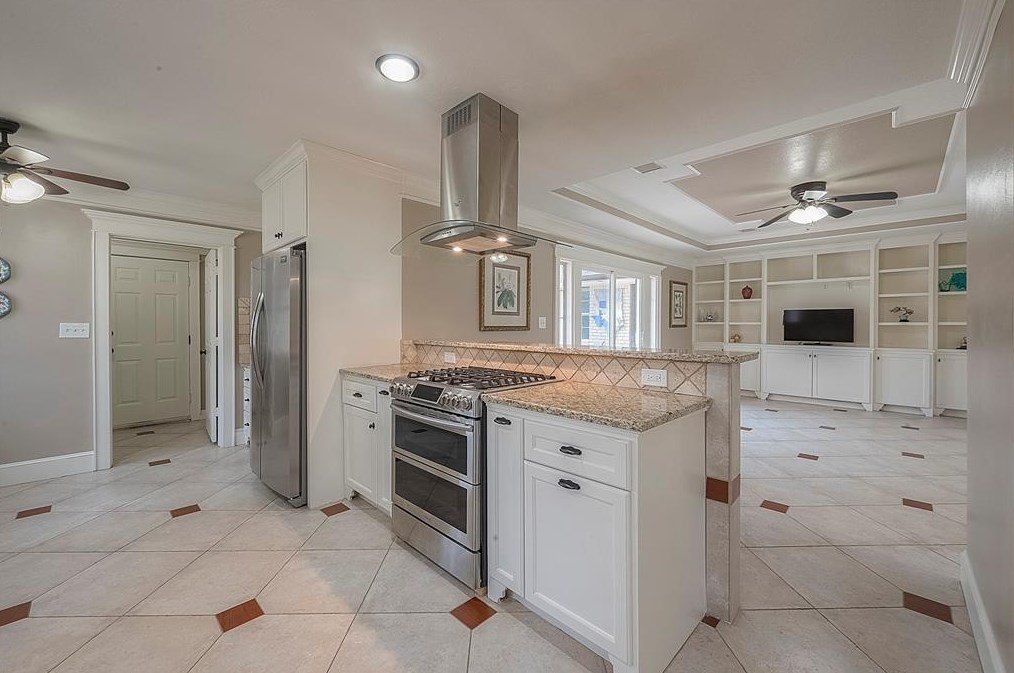 5446 Kingfisher Dr, Houston TX  77096-6111 exterior