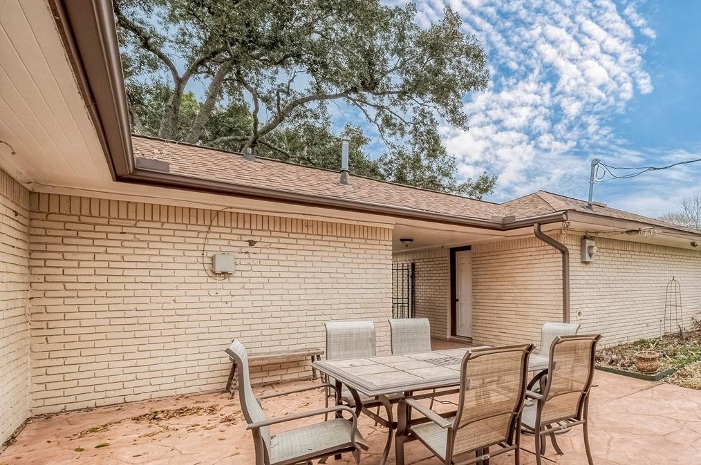 5446 Kingfisher Dr, Houston TX  77096-6111 exterior
