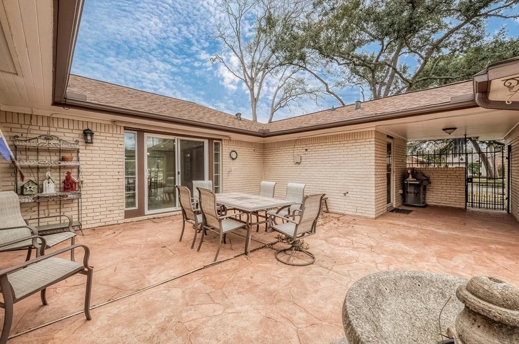 5446 Kingfisher Dr, Houston TX  77096-6111 exterior