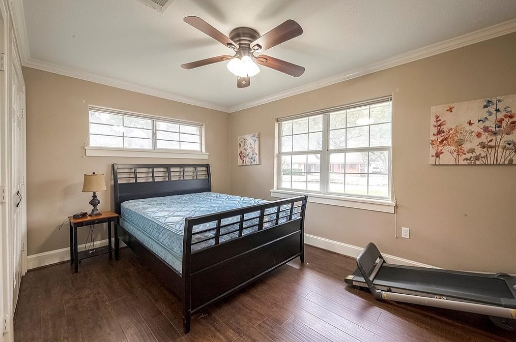 5446 Kingfisher Dr, Houston TX  77096-6111 exterior