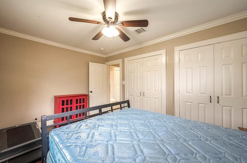 5446 Kingfisher Dr, Houston TX  77096-6111 exterior
