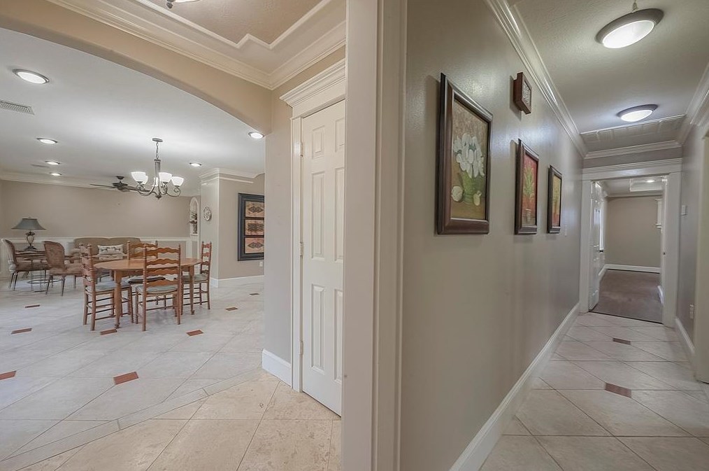 5446 Kingfisher Dr, Houston TX  77096-6111 exterior