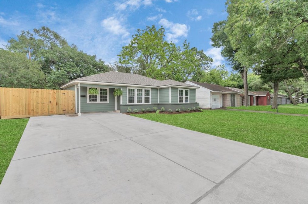 1709 Park Dr, Alvin, TX 77511-4351