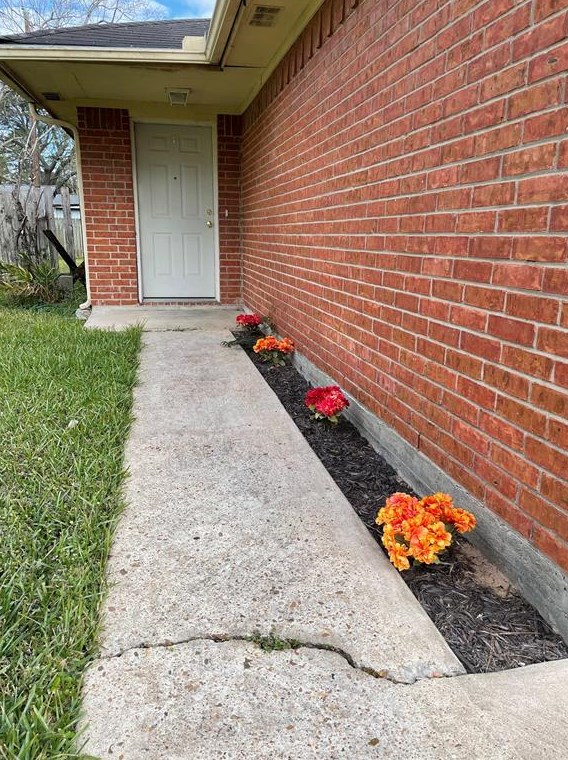 609 N Plantation Dr, Angleton, TX 77515