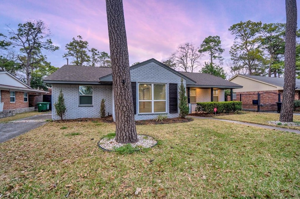 10018 Cedardale Dr, Houston TX  77055-6002 exterior