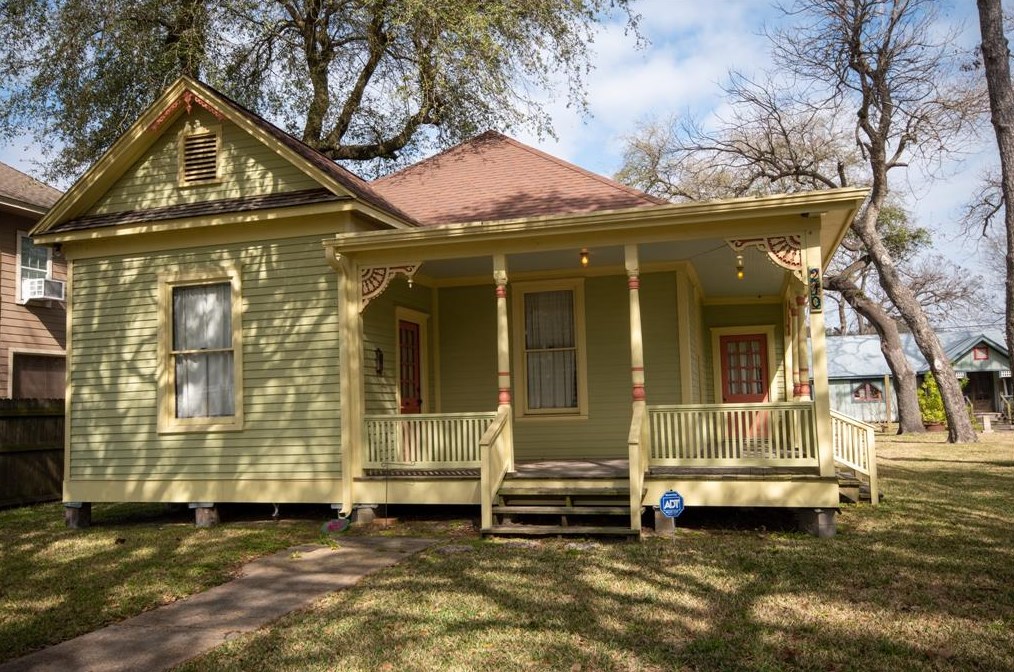 210 5th Ave N, Texas City, TX 77590