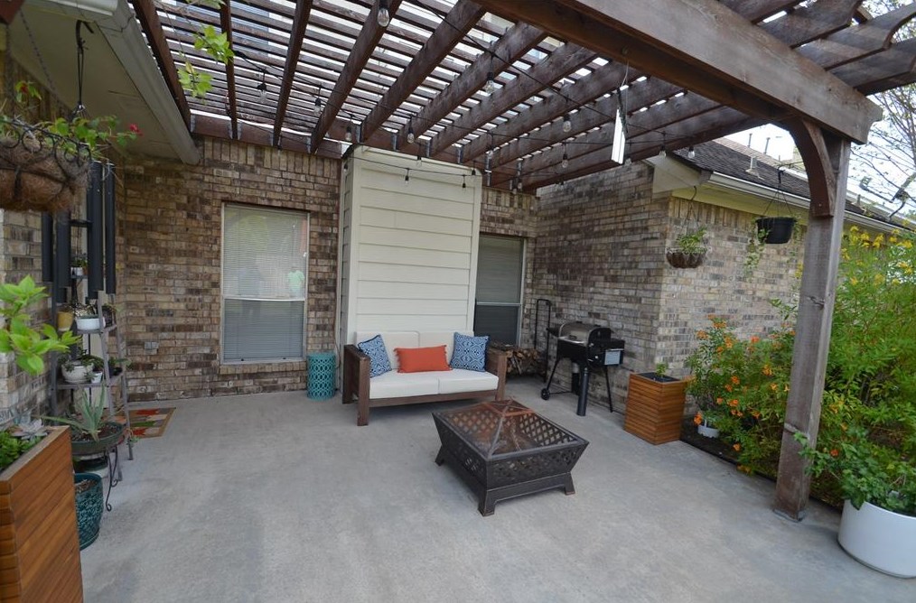 13611 Country Grn Ct, Houston TX  77059-3559 exterior