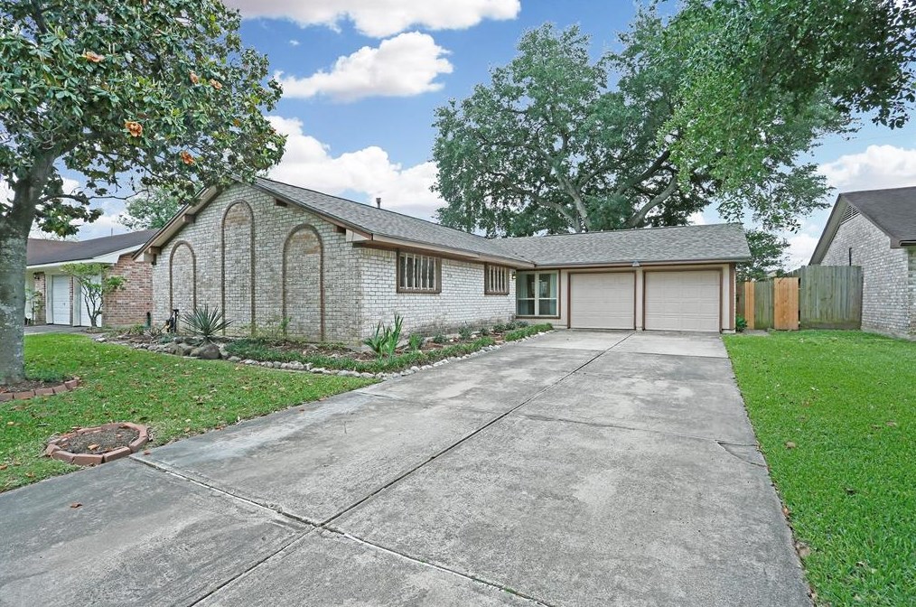 10622 Caravan Dr, Houston, TX 77031