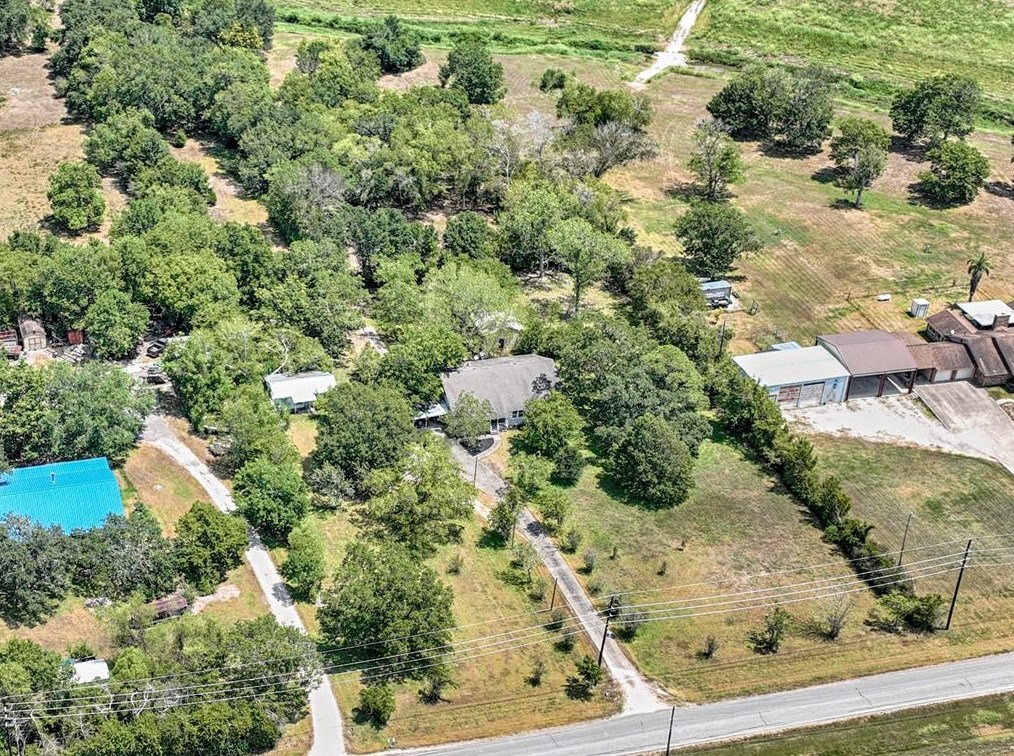 5927 County Rd 168, Alvin, TX 77511