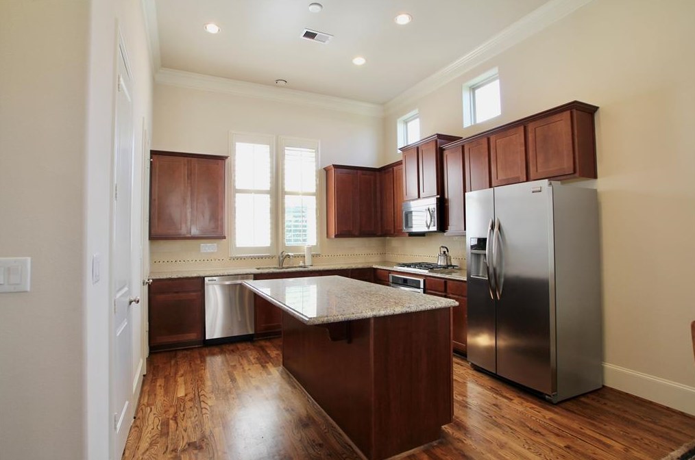 2045 Fannin Sta, Houston TX  77045-4657 exterior