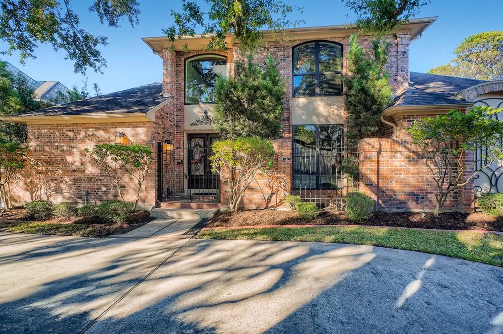2 Hickory Shadows Dr, Houston, TX 77055-6739