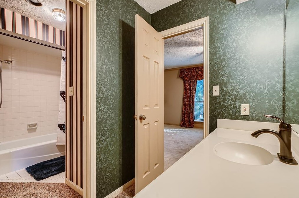 2 Hickory Shadows Dr, Houston TX  77055-6739 exterior