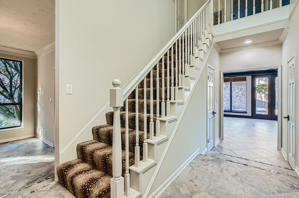 2 Hickory Shadows Dr, Houston TX  77055-6739 exterior